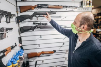 INTENçãO DE COMPRA DE ARMAS NOS EUA BATE RECORDE EM ABRIL