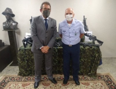 TAURUS ENTREGA ARMAS PARA O COMANDO DA AERONáUTICA EM BRASíLIA