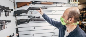 PROCURA POR ARMAS NOS EUA AUMENTA COM COVID-19, PROTESTOS ANTIRRACIAIS E ELEIçõES
