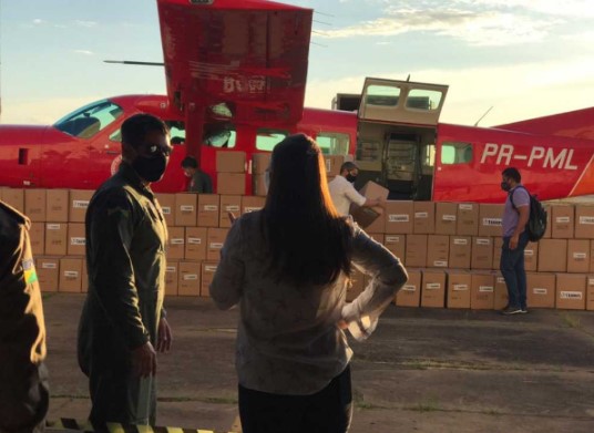CHEGA A RONDôNIA PRIMEIRA REMESSA DOS 10 MIL PROTETORES FACIAIS DOADOS PELA TAURUS APóS PEDIDO DA DEPUTADA MARIANA CARVA
