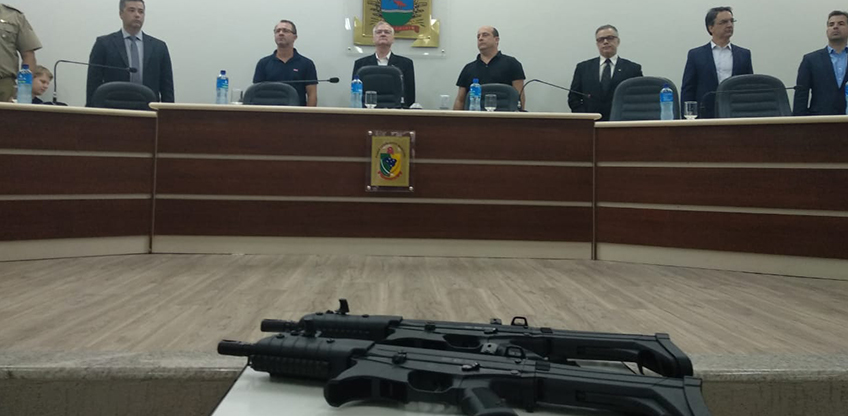 POLíCIA CIVIL RECEBE ARMAS E VIATURAS EM GUARAMIRIM