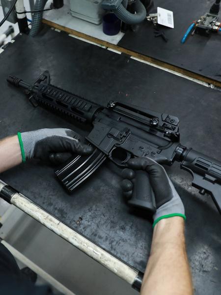 LUCRO DA FABRICANTE DE ARMAS TAURUS TRIPLICA EM UM ANO E VAI A R$ 4 MILHõES.