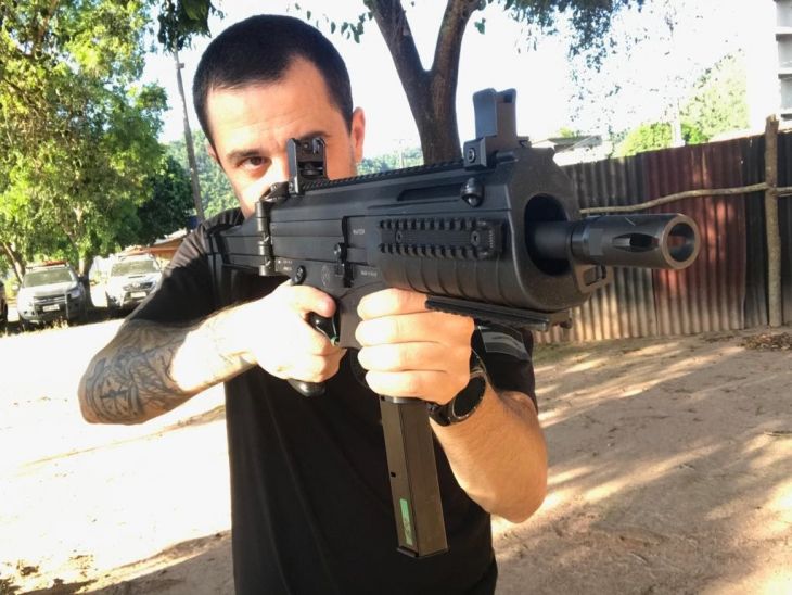 FABRICANTE DE ARMAS ENTREGA 328 PISTOLAS E 70 CARABINAS PARA O ESTADO