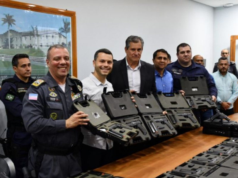 PM REALIZA ENTREGA DE 50 PISTOLAS A GUARDA MUNICIPAL DE VIANA